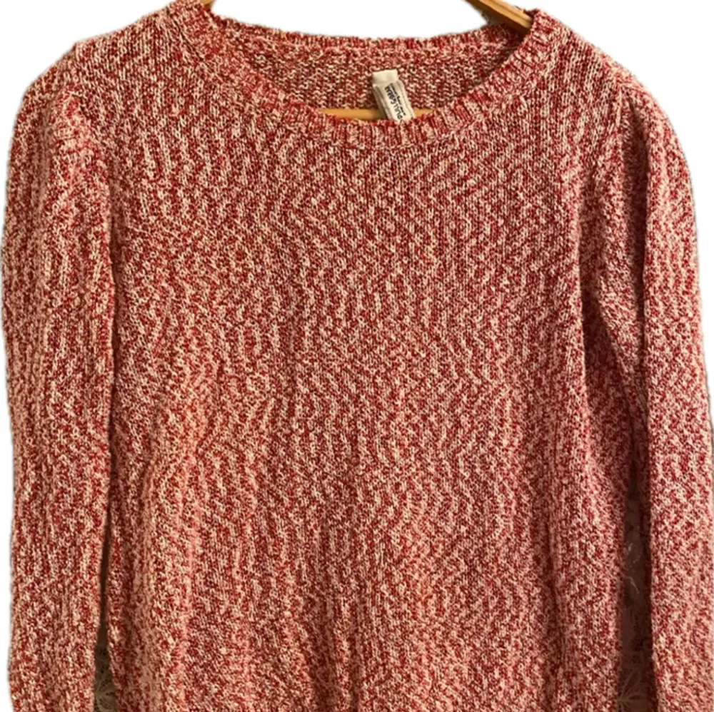 Säljer denna fina stickade tröjan från pull and bear. Storlek M men skulle säga M-S. Neuleet.