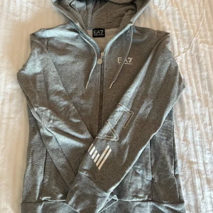 Grå kofta  - Säljer pågrund av att jag inte använder den. Helt oanvänd och i väldigt gott skick.😍