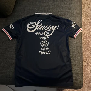 Stussy x psg tröja - Den är i rätt bra skick och priset går att diskutera. Självklart äkta