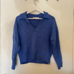 Stickad tröja - Zaratröja i superfin blå färg
