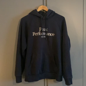 Peak performance hoddie  - Marinblå peak hoddie. Storlek L. Helt skick. Snören sitter kvar. Om frakt. Får du stå för frakten:)