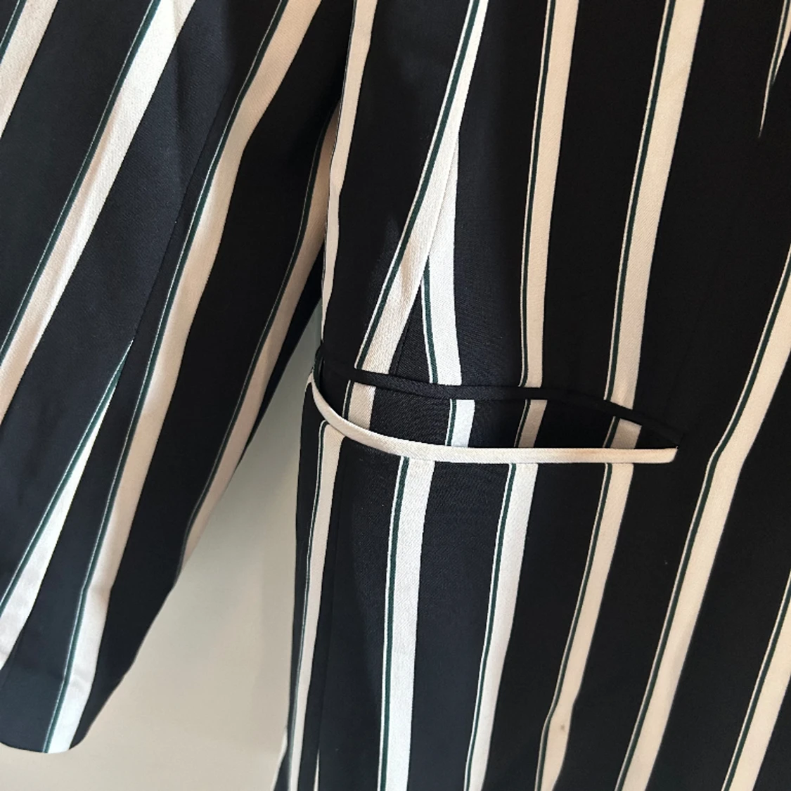 Svart/vit/grön-randig kavaj. - 90