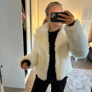 Pälsjacka vit - Såå fin pälsjacka i storlek S, men är lite liten i storleken🤍🤍