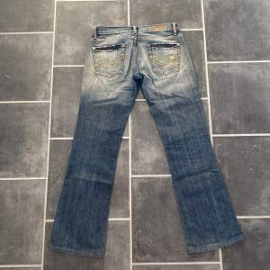 Lågmidjande Replay Jeans. Jätte fina och fräscha. Säljer då dem är för små för mig!