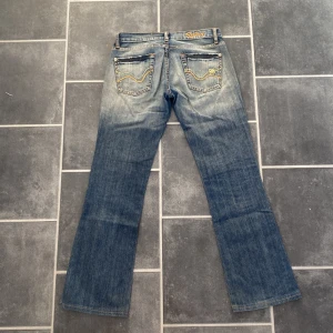 Replay jeans - Lågmidjande Replay Jeans. Jätte fina och fräscha. Säljer då dem är för små för mig!
