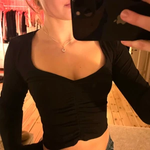 Tight långärmad tröja  - Fin tröja från Nelly som är lite för liten för mig, ganska croppad och har kommit till användning max 3-4 gånger.❤️
