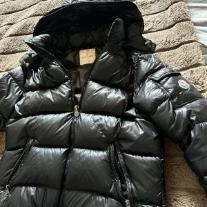 Moncler Maya - Moncler Maya till salu. Använd i två vintrar. Storlek 3 eller M.