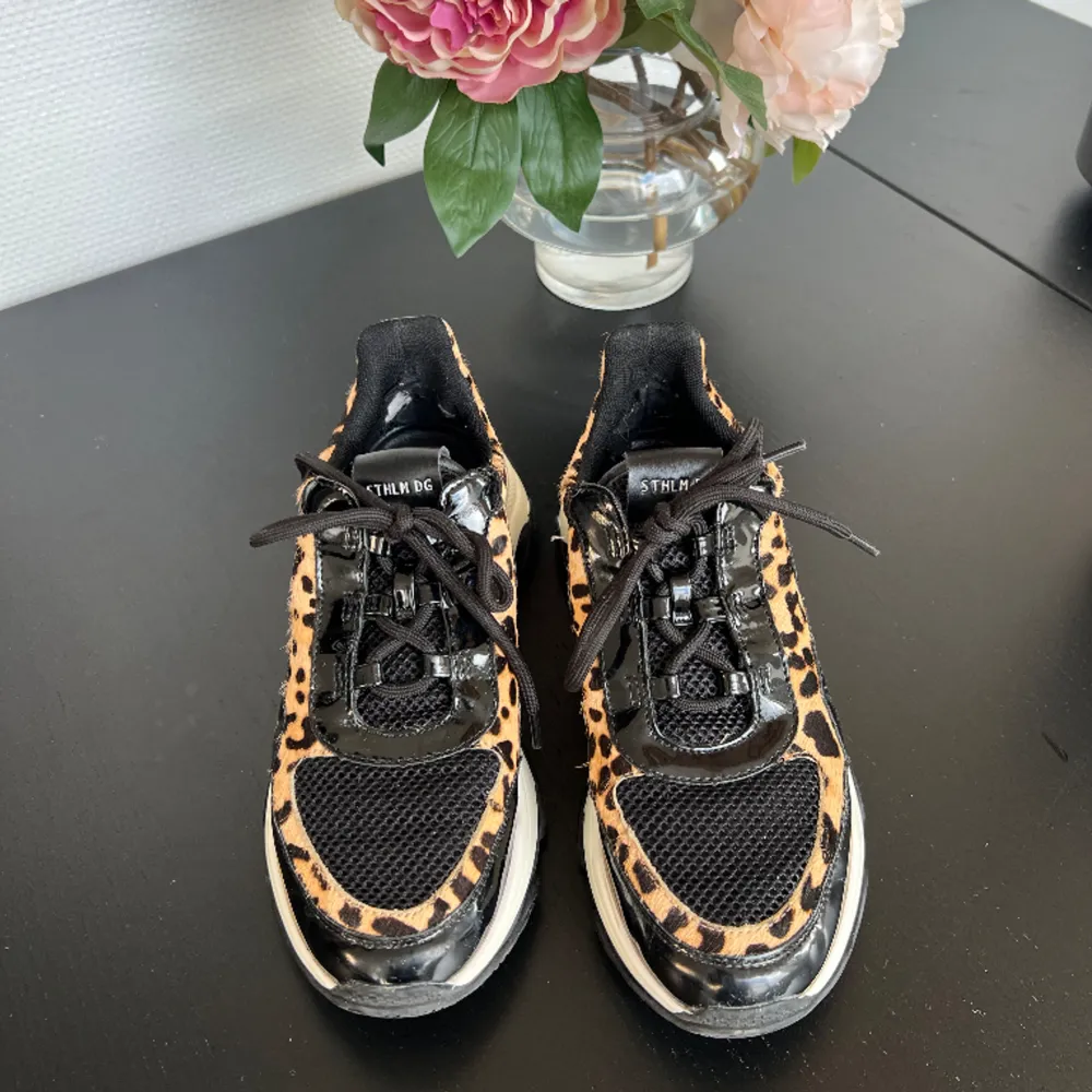 Sneakers från STHLM DG strl 38 💫Lite slitna på insida hälen, men annars fint skick! Kan mötas upp i Jönköping eller skickas, köparen står för frakten 💌. Skor.