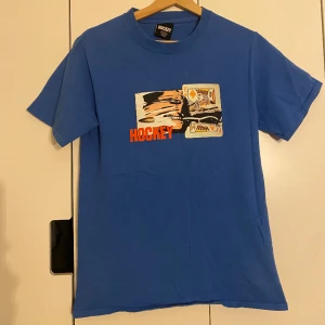 Hockey Tshirt  - Hockey Tshirt, köpte för ett par år sedan och har inte riktigt använt den nyligen. Bra skick dock sömmen på taggen är trasig på ena sidan men inga problem. Säg till om ni har frågor! 
