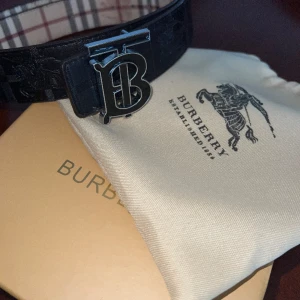 Burberry Bälte - Burberry bälte säljs i gott skick. Låda, påse samt alla tillbehör medföljer. Bältet kan vara svart eller ha Burberrys klassiska beigea mönster. 