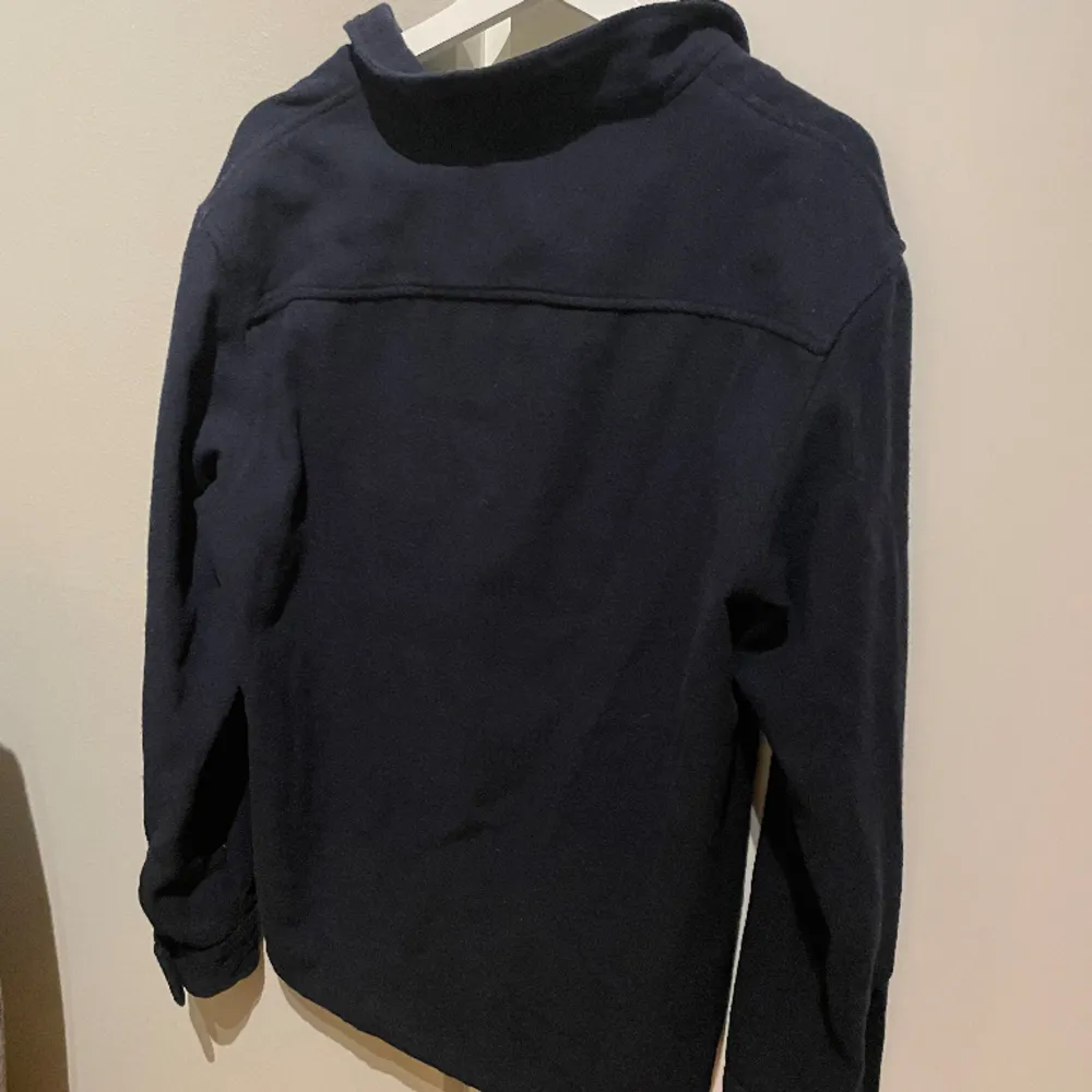 Säljer denna half zip tröjan från Zara, endast använd fåtal gånger!  Kan gå ner i pris vid snabb affär. Tröjor & Koftor.