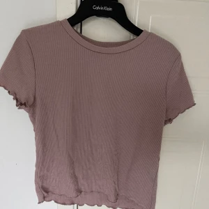 Topp - Smutsrosa ribbad topp från H&M i storlek S🤍