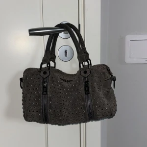 Zadig väska - Intressekoll på min så fina väska från Zadig & Voltaire. Använt skick men fortfarande fin!