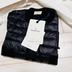 Moncler cardigan padded wool - Hej jag säljer denna moncler cardigan padded wool i storlek s  Den är aldrig använd då den köptes i fel storlek Priset är går att diskutera  Kan frakta och mötas upp men tar emot endast swish 
