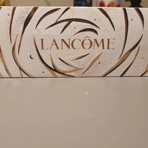 Lancome parfym  - Det finns 3 oanvända parfymer kvar. Köpte hela paketet för typ 800 kr och säljer för det ni tkr känns rimligt för eran plånbok💕 och så godkänner såklart jag om det är rimligt för mig också😅💕