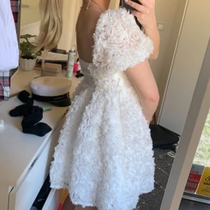 Söt Studentklänning - Intressekoll på denna fina helt nya med lapp kvar stundentklänning. Köptes från lulus för över 1500 med frakt och tull. Älskar den verkligen men har hittat en jag tror jag gillar mer. Hör av dig om du har några frågor!!🤍