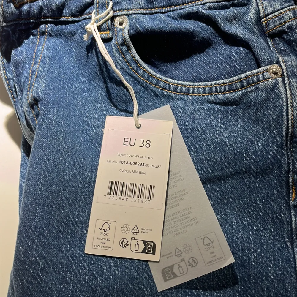 Jättesnygga low/mid waist jeans från NA-KD, oanvända med prislapp (nypris 699kr) , säljer för jag råkade köpa i för stor storlek!! Färgen är mid blue💗. Jeans & Byxor.