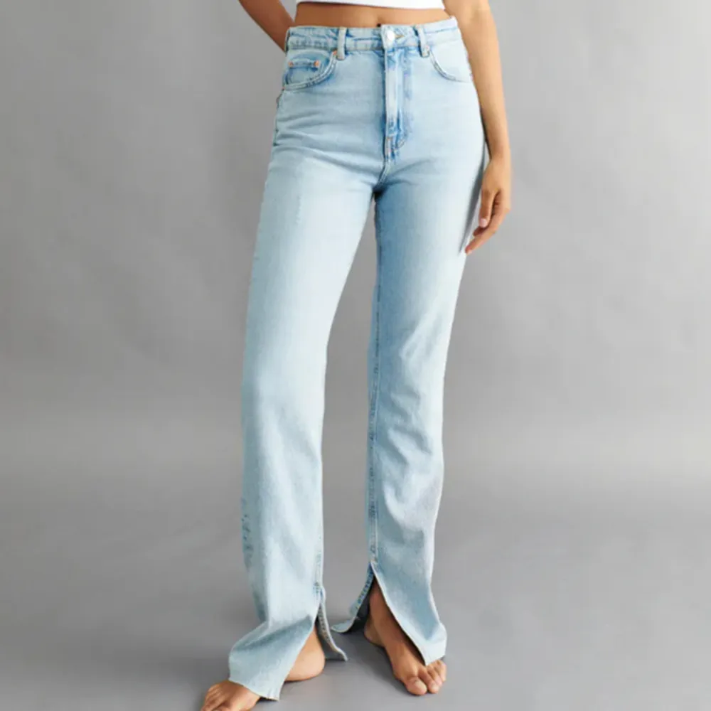 Säljer dessa fina blåa jeans från Gina tricot som blivit för små för mig. Långa i benen med slits längst ner. Jeans & Byxor.