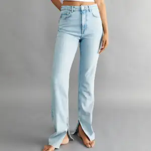 Säljer dessa fina blåa jeans från Gina tricot som blivit för små för mig. Långa i benen med slits längst ner