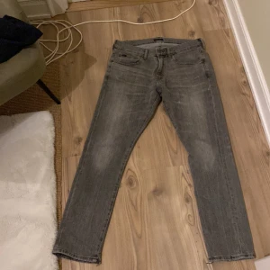 Gråa Jeans från Ralph Lauren - Ett par gråa ralph lauren slim jeans i storlek 31/32. Mycket bra skick och köpta i köpenhamn.