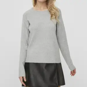Säljer denna trendiga gråa tröja som är använd men har inga defekter💕 