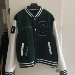 Varsity jacka - Varsity jacka i nyskick som är använd 2 gånger. Säljer eftersom den är lite för stor men jag skulle säga att den sitter som en lite större XL och inte XXL