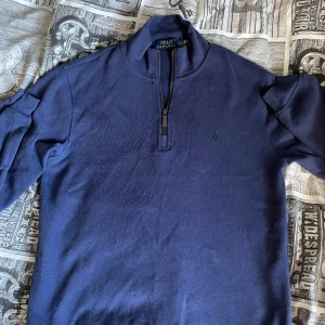 Ralph lauren half zip - Säljer nu denna tröja då den inte kommer till användning, tröjan är använd 2 gånger och är 10/10 skick. 
