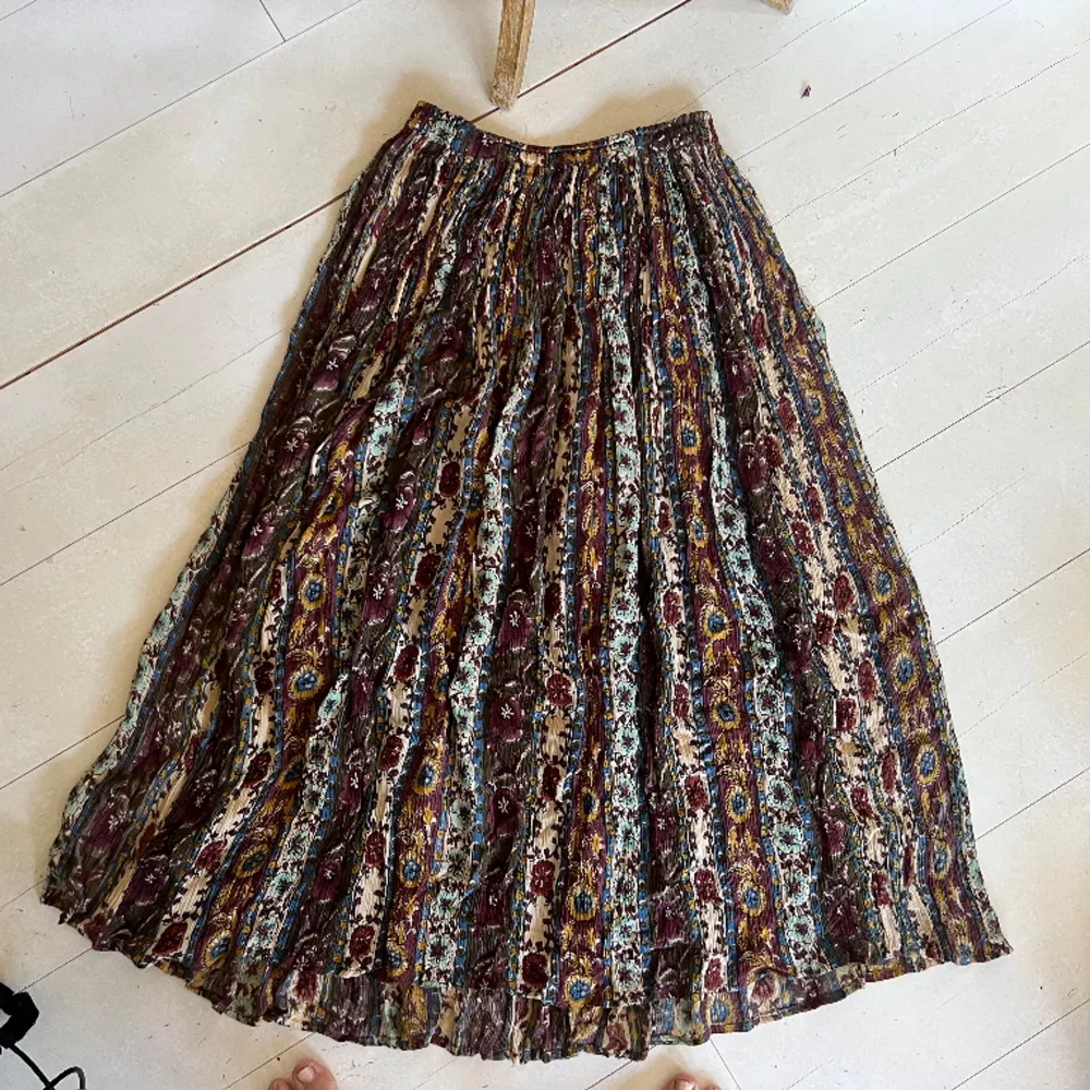 Säljer denna underbara kjolen som är perfekt till vår / sommar ! Så fint skick ✨. Kjolar.