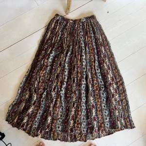 Säljer denna underbara kjolen som är perfekt till vår / sommar ! Så fint skick ✨
