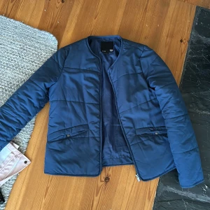 Vårjacka  - Blå vårjacka! Lite tjockare, med tre fickor en innerficka och två stäng bara fickor😁