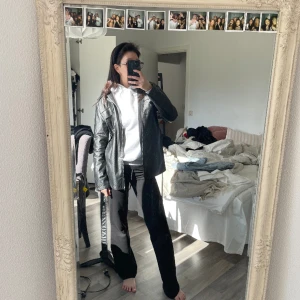 Skinnjacka - Skinnkappa/jacka som endast är använd 1-3 gånger💘