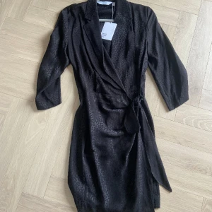 & other stories leopardklänning NY - Helt ny klänning från & other stories. Leopardmönster Storlek 34/XS Nypris ca 700kr  Kan hämtas i Vasastan eller fraktas i Sverige  mot betalning 🌸