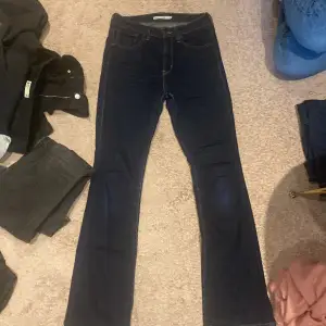 Säljer mina Levis jeans då dom inte kommer till användning. Storlek 34-36. Använda ett få tal gånger. Dom är Boot cut. Köpta för 1200 nypris 400kr 