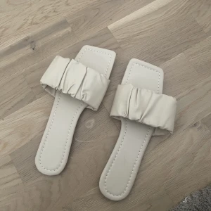 Tofflor  - Beiga fina tofflor som aldrig kommit till användning, helt nya. 