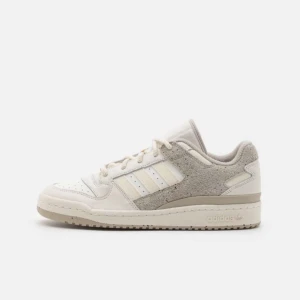 Adidas  skor  - Dessa skor är helt ny och använda ca 1-2 ggr, inte riktigt min stil så väljer att sälja de! De är i jätte bra skick då de är knappt använda, för mer frågor eller bilder på skorna så hör gärna av er! (pris kan diskuteras vid snabba köp, tryck på köpnu