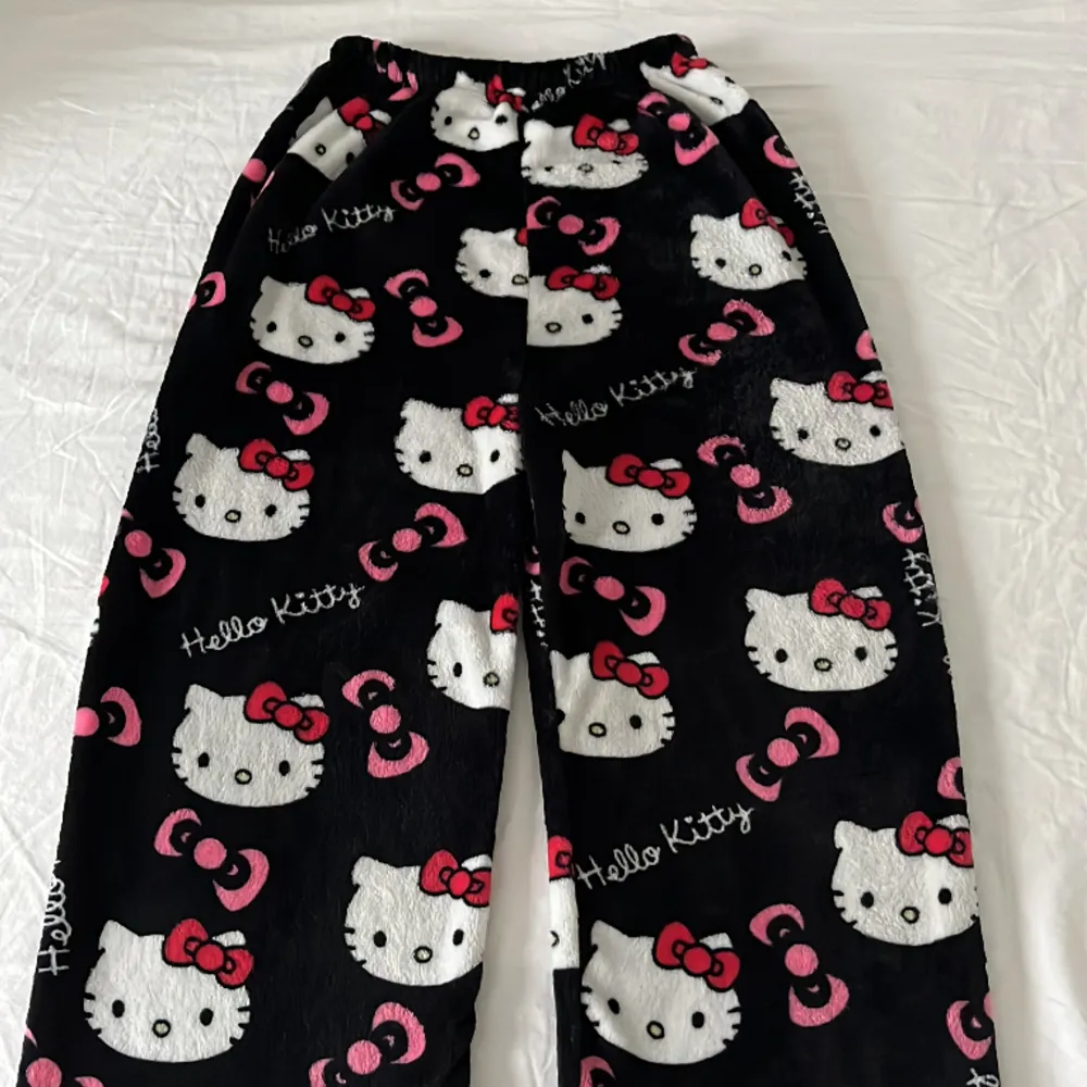 Säljer dessa supersköna Hello Kitty byxorna! Perfekta för myskvällar eller som en söt detalj till din outfit. Passar dig som har storlek S, men kan även funka för Xs och M. Knappast använda och är i toppskick.  . Jeans & Byxor.
