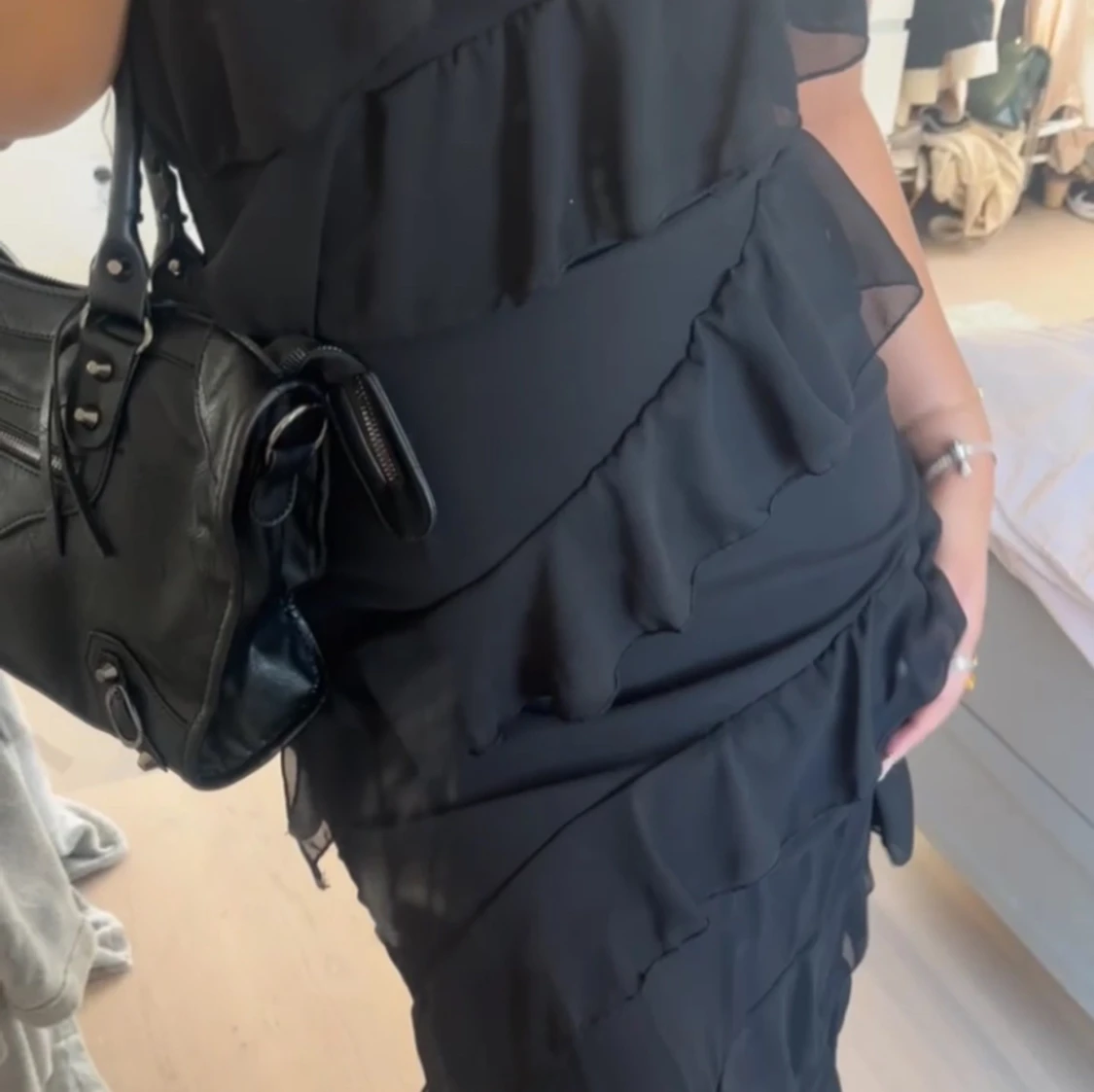 Svart volang klänning - 90