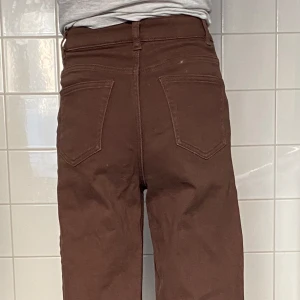Bruna jeans - Bruna jeans med hög midja och vida ben. Från Divided. Fint skick.  32 cm i midjan och 74 cm innerbenslängd.