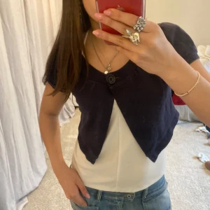 Bolero/kofta - Så snygg bolero från hm! Står storlek xs, men passar även mig som är s