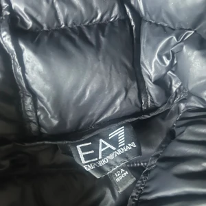 Armani jacka barn - Bra skick och en perfekt vår/höst jacka en perfekt present till dina nära och kära eller också om du bara vill unna dig själv en ny jacka nu till våren.  Storleken är 150 cm. Så en trendig vår/höst jacka för bra pris