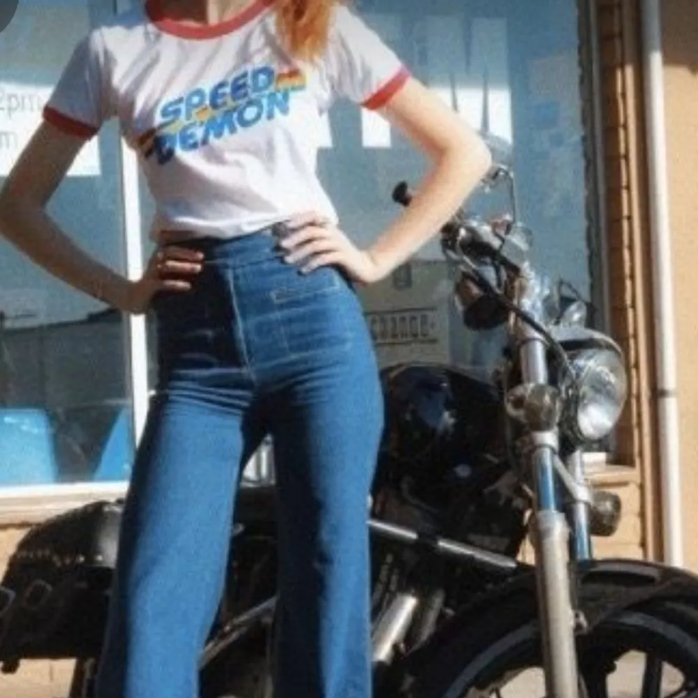 Säljer nu mina favvo 70-tals flare jeans från forever 21. De är i storlek 34 men väldigt stretchiga så passar nog 36 också. Nypris 599kr. (lånat bilder) . Jeans & Byxor.