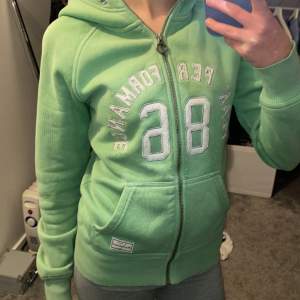 Säljer denna snygga och sköna zip up som är grön! 💚