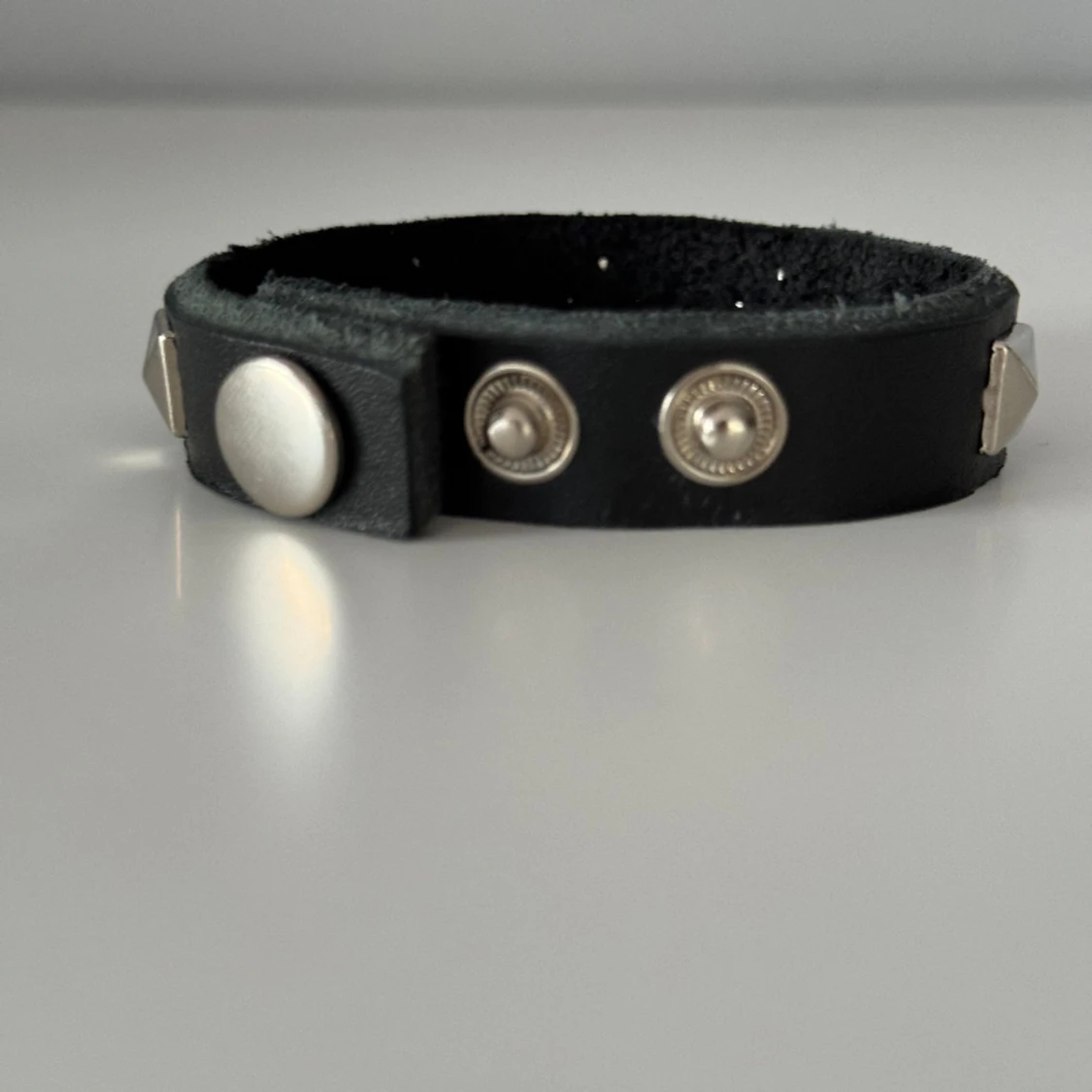 Svart läder med silverfärgade nitar🌟 - 91