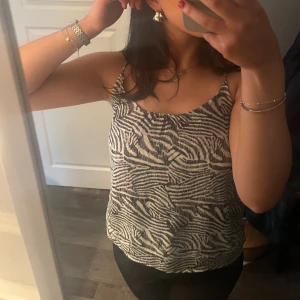 Svart Vitt Linne - Zebra mönstrad linne som inte kommer till användning längre, det är i väldigt bra skick💕 Priset kan diskuteras!!