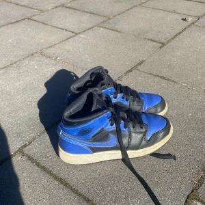 Jordan 1 mid  - Säljer mina Jordan 1 mid, köpte de för ca 2 år sedan och har använt de ganska mycket men trots det är det fortfarande mycket bra skick på dem. Säljer de för 600 men är öppen för lägre pris!  