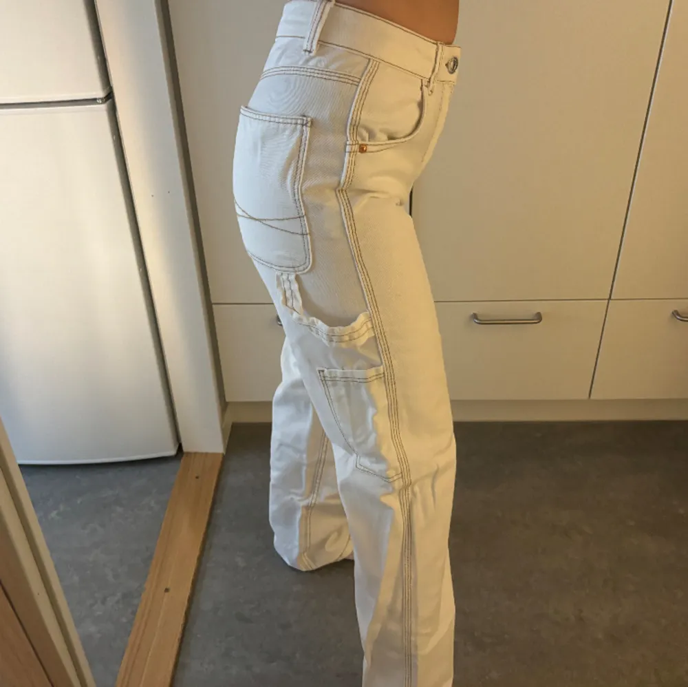 Sjukt snygga vita cargojeans med bruna sömmar. Aldrig använd. I mycket fint skick.. Jeans & Byxor.