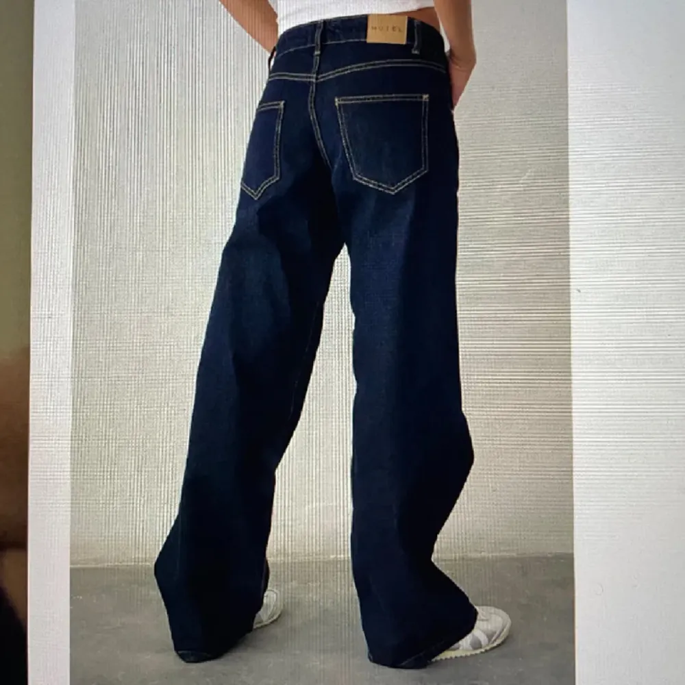 Så feta lågmidjade jeans från motel rocks med vida ben. De är helt nya med lappar kvar och slutsåld på hemsidan. Men tyvärr är de för långa på mig😣❤️. Jeans & Byxor.