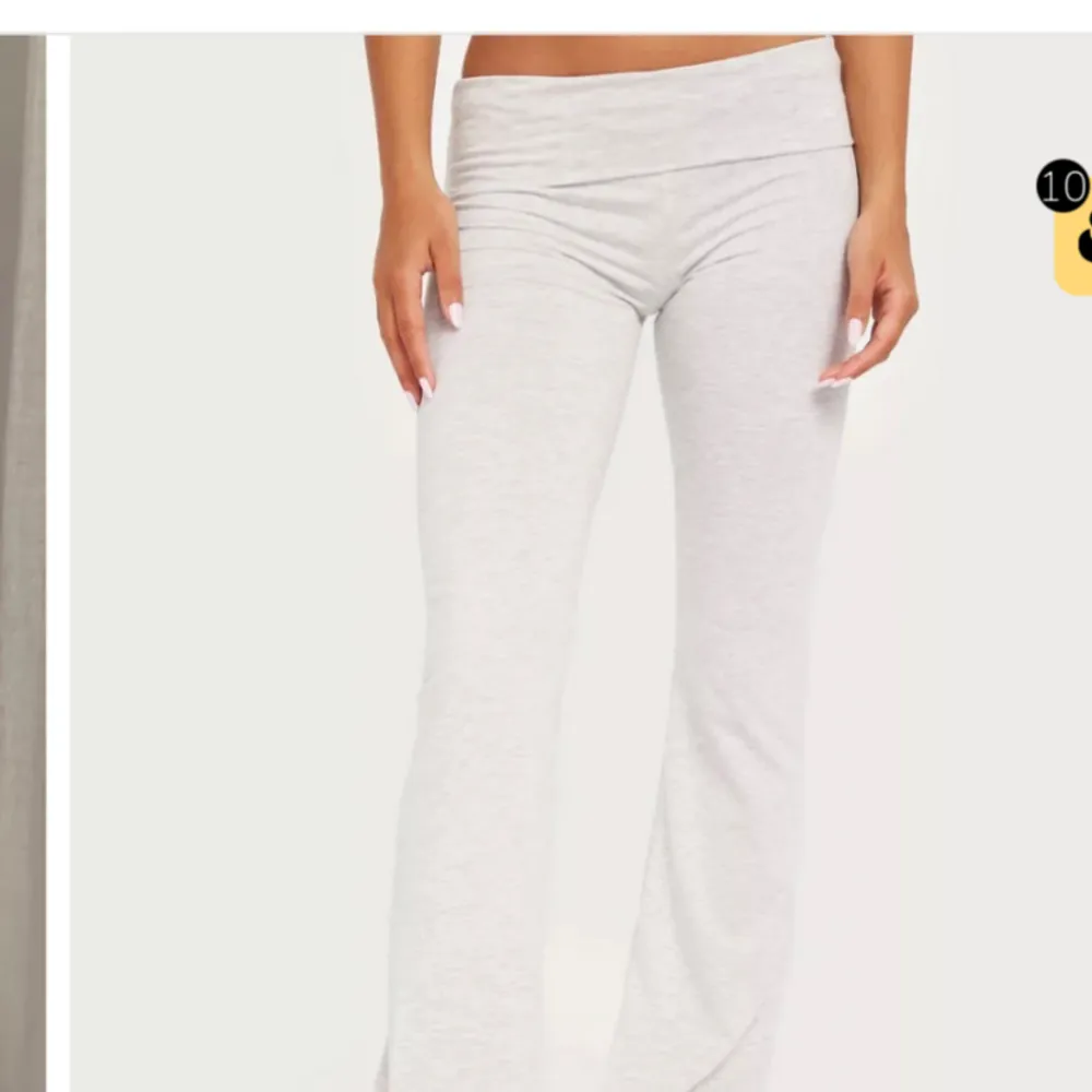 Ett par yoga pants från Nelly.com. Dom är tyvär för stora för mig. Om ni är 165 och uppåt kommer de passa i längden! I bra skick inga defekter på byxorna.. Jeans & Byxor.