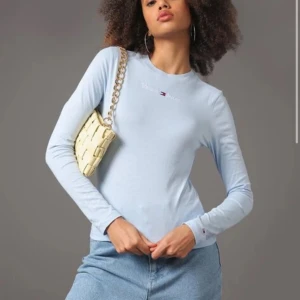 Tommy Hilfiger tröja i nyskick! - Tommy Hilfiger tröja i nyskick! Använd fåtal gånger så som ny! Storlek s dam Tunnare material och härlig nu till våren, superfin ljusblå färg🥰💙