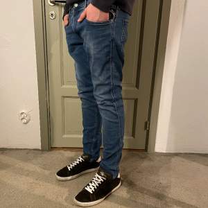 Tja! Säljer nu dessa riktigt snygga Replay jeans i strl 32/32! Jeansen är i Bra skick utan defekter. Nypriset ligger på runt 1500kr säljs för endast 399! Perfekt nu till våren! Hör av er om ni har några frågor eller funderingar:)